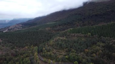 Vizcaya 'daki Ordua dağlarının insansız hava aracı görüntüsü.