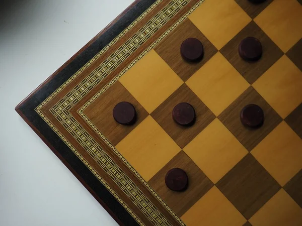 木制棋盘 装有一些棋子 — 图库照片