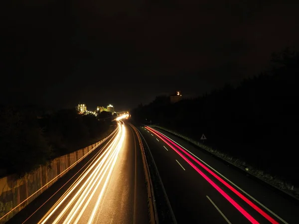 Bir yoldaki trafik ışıklarının görüntüsü