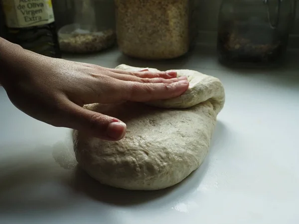 Mãos Uma Mulher Com Massa Pão — Fotografia de Stock