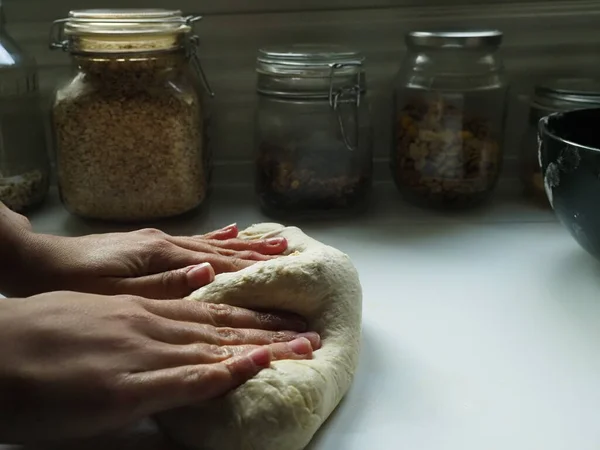 Mãos Uma Mulher Com Massa Pão — Fotografia de Stock
