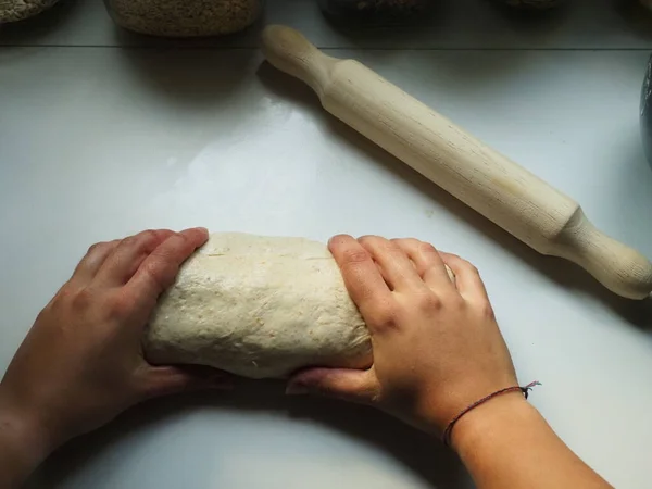 Mãos Uma Mulher Com Massa Pão — Fotografia de Stock