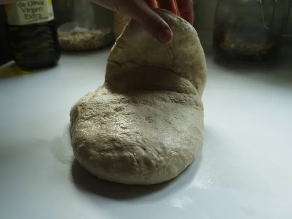 Mãos Uma Mulher Com Massa Pão — Fotografia de Stock