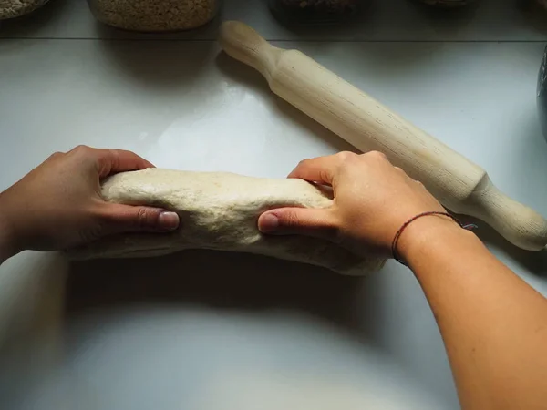 Mãos Uma Mulher Com Massa Pão — Fotografia de Stock