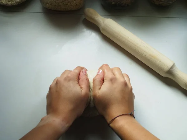 Mãos Uma Mulher Com Massa Pão — Fotografia de Stock