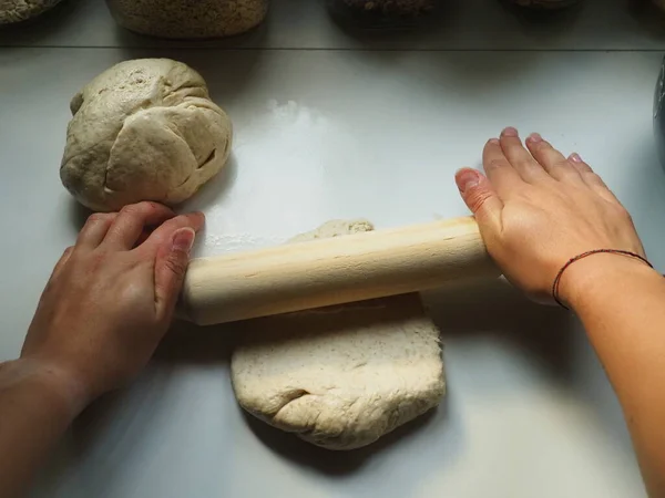 Mãos Uma Mulher Com Massa Pão — Fotografia de Stock