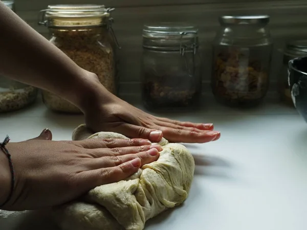 Ręce Kobiety Ciastem Chlebowym — Zdjęcie stockowe