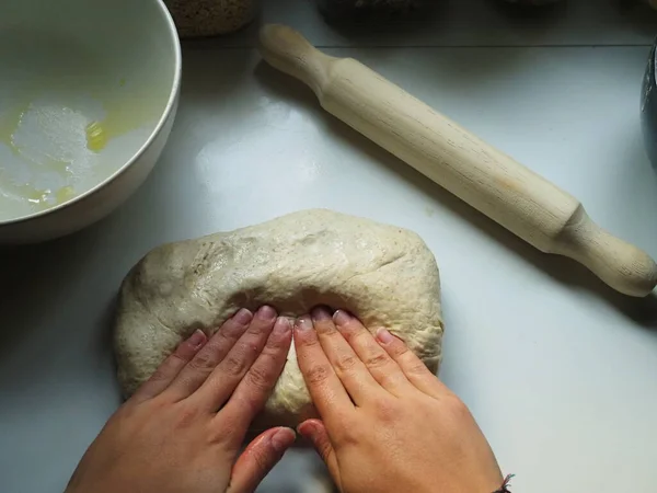 Mãos Uma Mulher Com Massa Pão — Fotografia de Stock