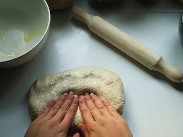 Mãos Uma Mulher Com Massa Pão — Fotografia de Stock