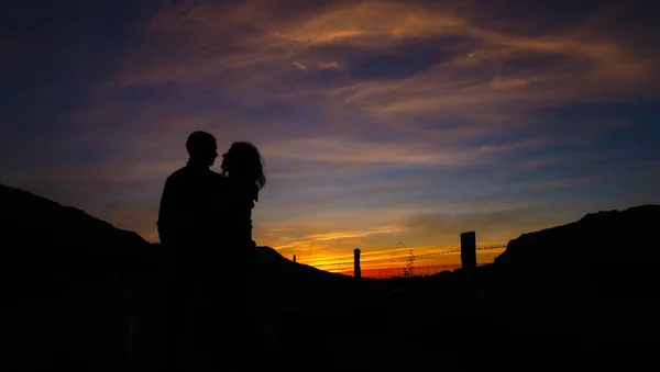 Silhouette Eines Paares Das Sich Sonnenuntergang Küsst — Stockfoto