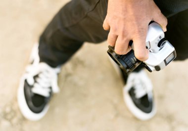 Eski Kamera, sokak fotoğrafçılığı için insan elinden tutulur..