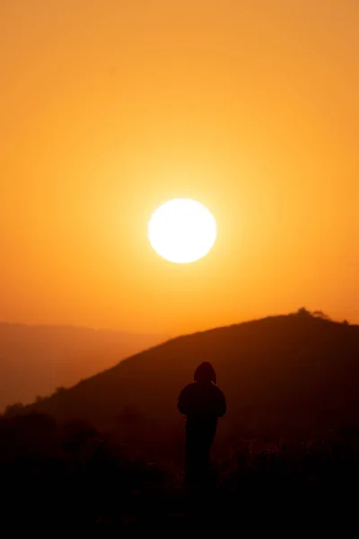 男が立っていると山側で夕日を見ている シルエット — ストック写真