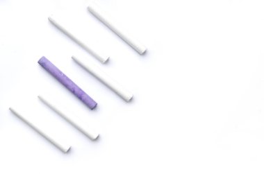 Beyaz arka planda beyaz kireç taşı kalemler.