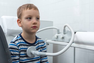 Tıp enstitüsünde bronşiti olan bir çocuk için elektromanyetik terapi. Profesyonel tıbbi ekipman. Tedavi odası.