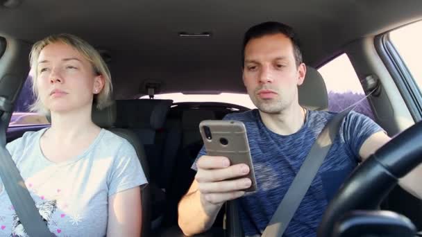 Άντρας και γυναίκα οδηγούν κατά τη διάρκεια σκληρού φρεναρίσματος, αυτοκινητιστικό ατύχημα. Χρήση κινητού από ανθρώπους. Ασφαλιστική υπόθεση — Αρχείο Βίντεο