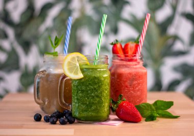 meyve püresi ıspanak çilekli muz ve yeniden kullanılabilir pipet.