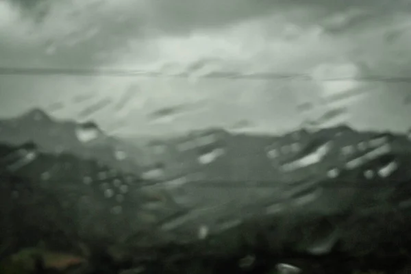 Unschärfe Abstrakter Hintergrund Regen Auf Fenster Hinter Berg — Stockfoto