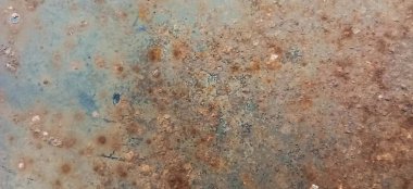 Paslı metal dokusunun eski duvar zemininde soyut pas.