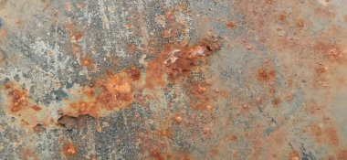 Paslı metal dokusunun eski duvar zemininde soyut pas.
