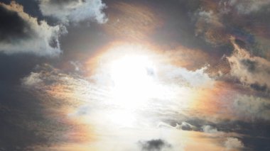 Akşam gökyüzünün soyut arkaplanı, parlak renkli güzel bulutlar gökkuşağı çizer gibi..