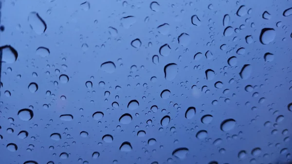 Krople Deszczu Przednią Szybę Naturalnym Tłem Wyglądają Świeżo Tle Tekst — Zdjęcie stockowe