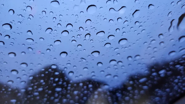 Gotas Lluvia Parabrisas Con Natural Como Telón Fondo Mirada Fresca — Foto de Stock