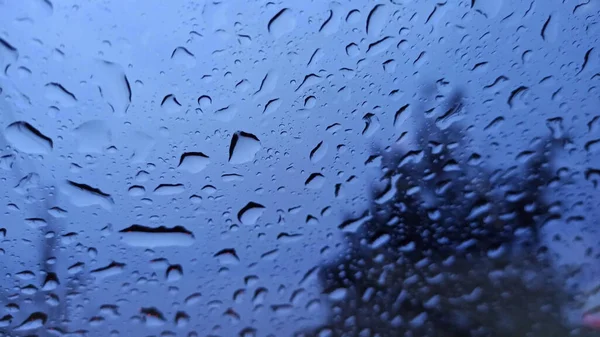 Gotas Lluvia Parabrisas Con Natural Como Telón Fondo Mirada Fresca — Foto de Stock