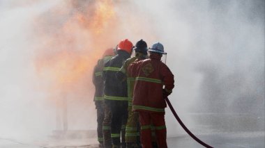 26 Ağustos 2020 Tayland, Nonthaburi Eyaleti 'ndeki bir organizasyonda çalışan itfaiyeciler için eğitim.