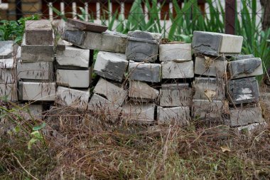 Bahçede bir yığın eski tuğla.