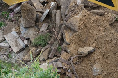 İnşaat işleri. Köydeki eski bahçenin yıkılması.
