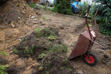 İnşaat işleri. Köydeki eski bahçenin yıkılması.