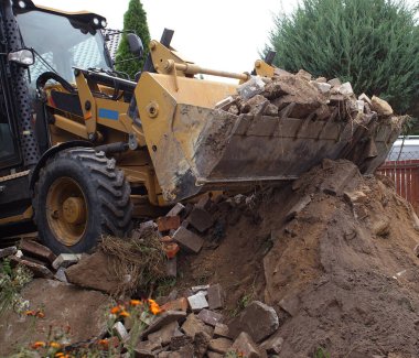 İnşaat işleri. Köydeki eski bahçenin yıkılması.