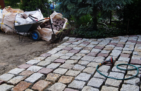 строительство двора с гранитными камнями
