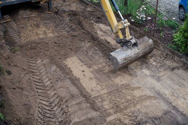 Kırsal kesimdeki bir inşaat alanında toprak yığını.