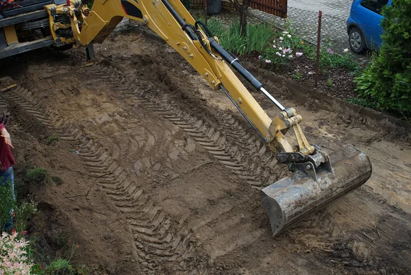 Nşaat Alanındaki Bir Kazıcının Zemini Dümdüz Etmesi — Stok fotoğraf