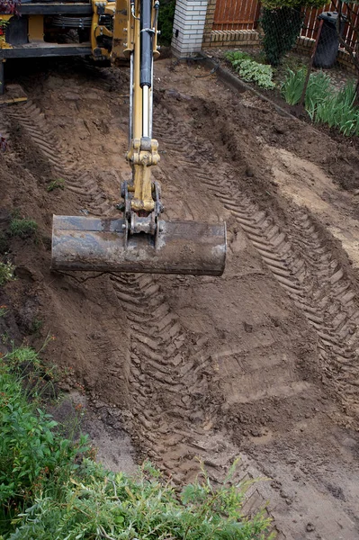 Nşaat Alanındaki Bir Kazıcının Zemini Dümdüz Etmesi — Stok fotoğraf