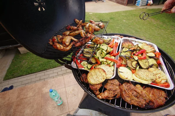 Grillen Van Vlees Groenten Het Achterterras — Stockfoto