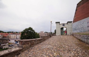 Klodzko, Polonya - 28 Haziran 2020: Klodzko Kalesi yolu