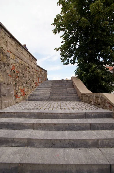 Tepeye Çıkan Eski Taş Merdivenler — Stok fotoğraf