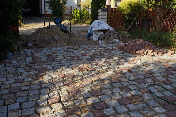 двор гранитных плиточных камней в сельской местности во время строительства