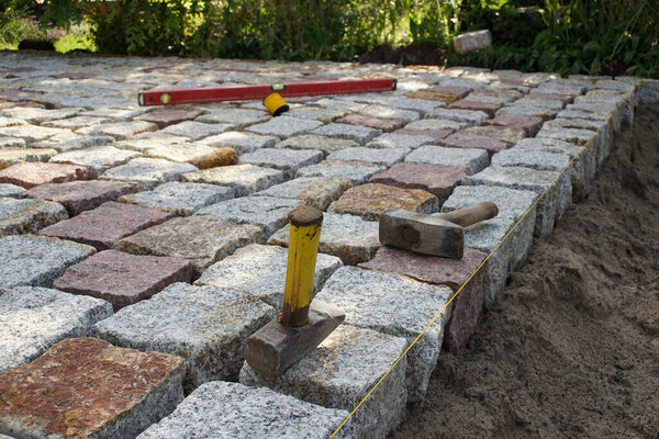 Молотки во дворе из плиточных камней