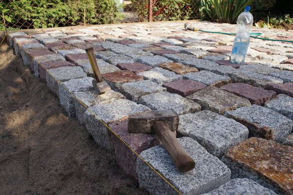 Молотки во дворе из плиточных камней