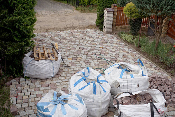 большие мешки гранитного куба на мощеном дворе
