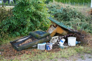 Kırsal kesimde toprak bir yolda yasadışı çöplük.
