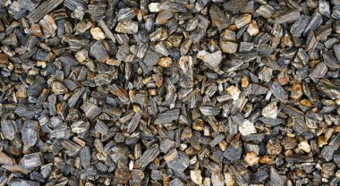 Küçük granit taşlarla kaplı bahçe yolu.