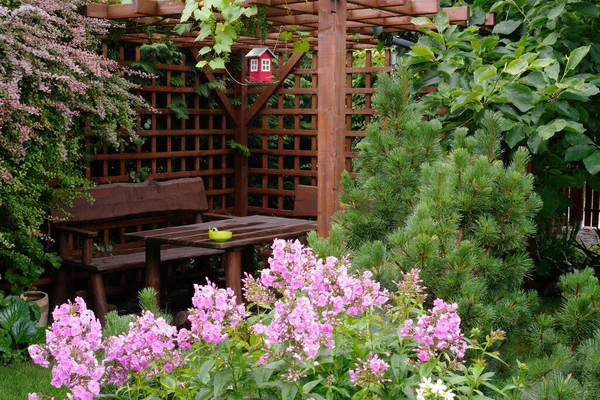 Gazebo Madera Mojada Con Muebles Jardín Con Flores — Foto de Stock