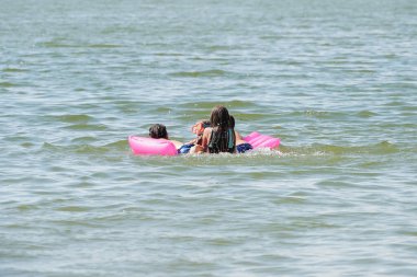 Çocuklar tatil sırasında gölde oynuyorlar.