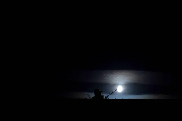 月亮挂在房顶上 — 图库照片