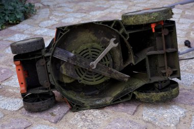 Çim biçme makinesinin bıçağını değiştirmek