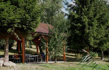 Dinlenme yerinde çatı sığınağı